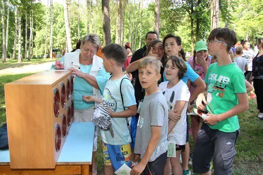 Děti při soutěžích na Dni dětí v lesoparku (Slavkovský zpravodaj, 7/2017)