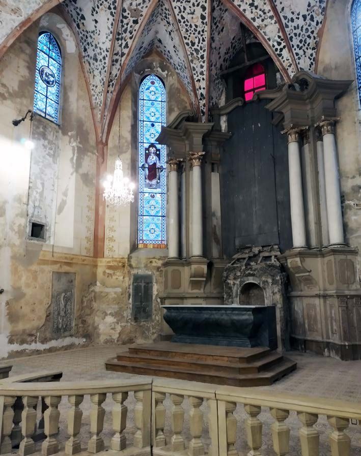 Zrekonstruovaný interiér kostela sv. Jiří s oltářem (Slavkovský zpravodaj, 1/2023)