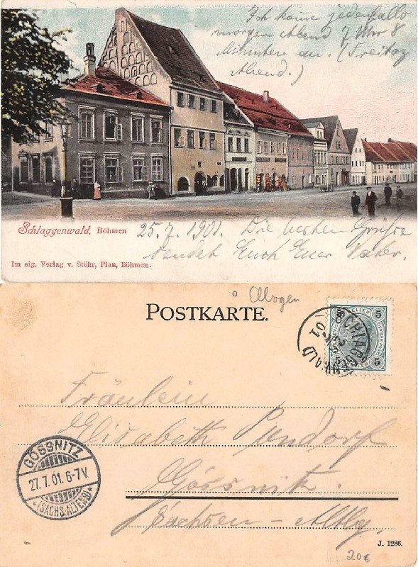 Kolorovaná pohlednice náměstí/ulice ve Schlaggenwaldu (Horní Slavkov) s řadou měšťanských domů a štítovým průčelím vlevo, v popředí kolemjdoucí. Pod obrázkem tiskem „Schlaggenwald, Böhmen." a „Im eig. Verlag v. Stöhr, Plan, Böhmen." Na líci rukou psané přání a datum „25.7.1901" s pozdravem odesílatele. Rub je adresní strana s nadpisem „POSTKARTE.", nalepenou rakousko-uherskou 5haléřovou známkou a poštovním razítkem „GÖSSNITZ 27.7.01" (Sasko-Altenburg); adresováno slečně Elisabeth Sandorf do Gössnitz.