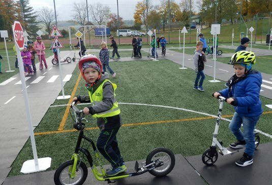 Děti na mobilním dopravním hřišti u základní školy (Slavkovský zpravodaj, 11/2017)