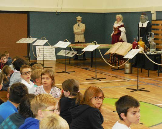 Komentovaná výstava historických osobností v ZŠ Nádražní (Slavkovský zpravodaj, 12/2016)