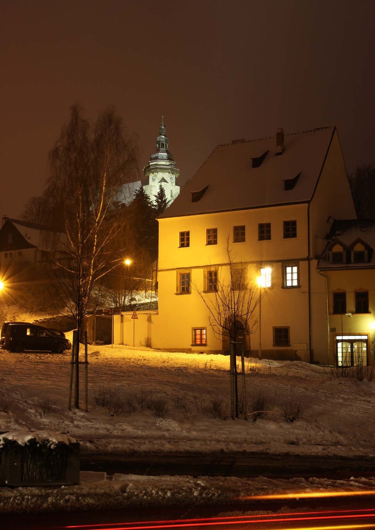 Zimní noční pohled na osvětlenou radnici a náměstí Horního Slavkova (Slavkovský zpravodaj, 1/2016)