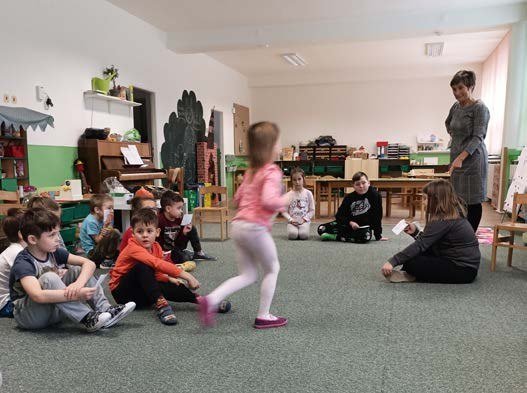 Děti při pohybové a taneční hře ve školní družině (Slavkovský zpravodaj, 1/2022)