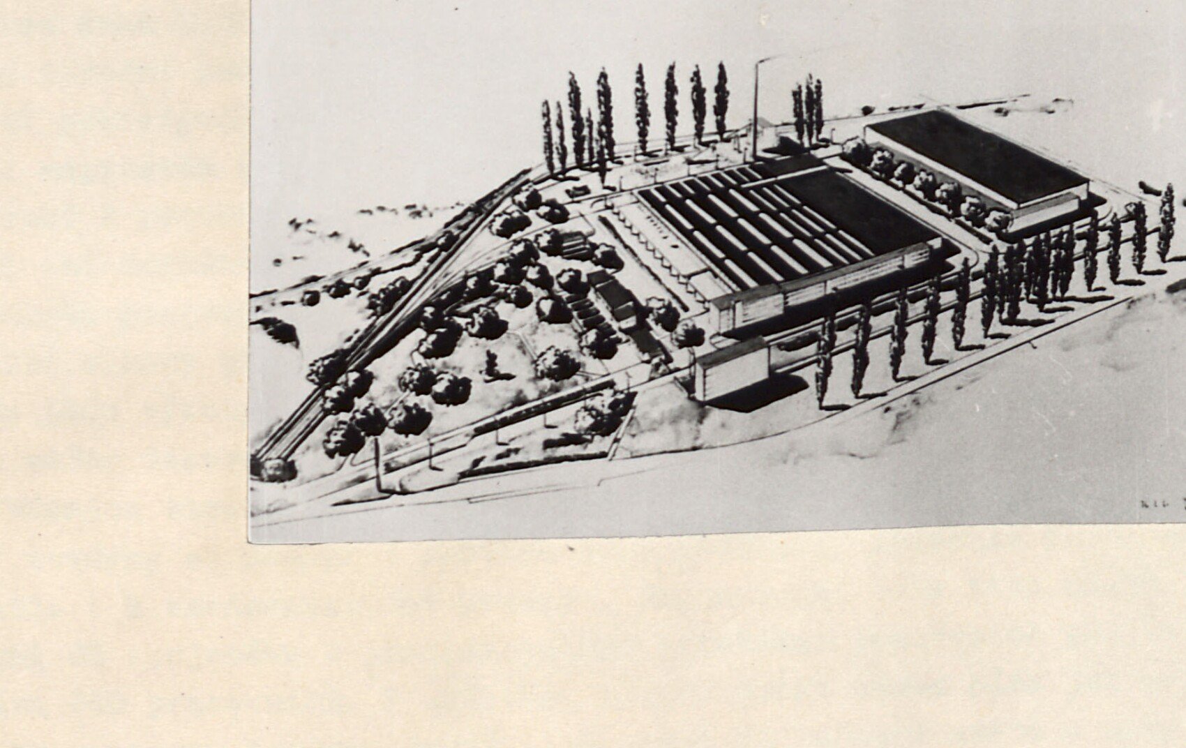 Architektonický model nového moderního strojírenského závodu (Přerovské strojírny) plánovaného ve Slavkově - perspektivní pohled na halu a areál.