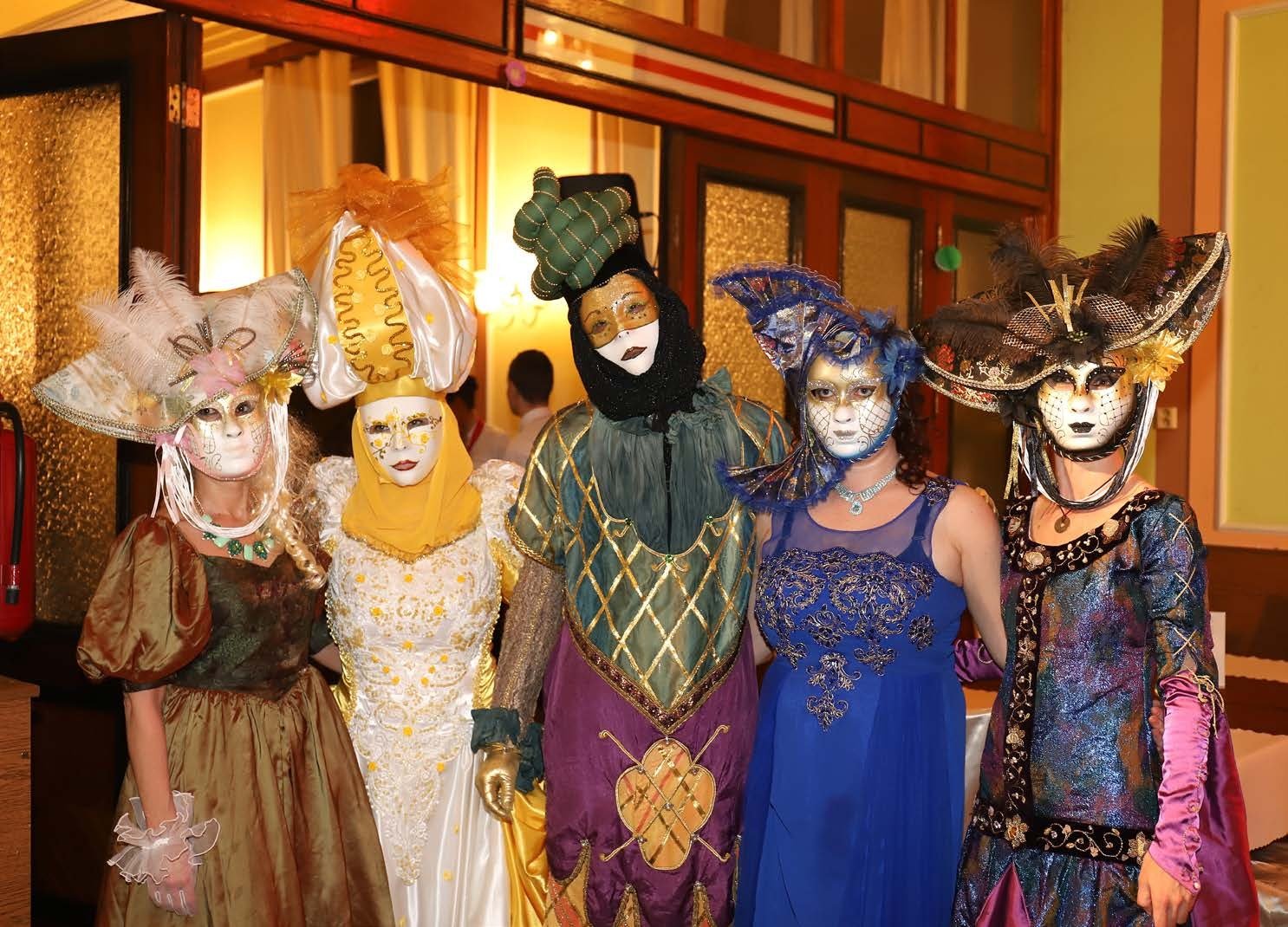 Návštěvníci v maskách na plese (Slavkovský zpravodaj, 2/2020)