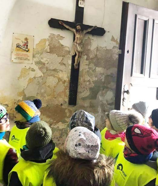 Děti při návštěvě opravovaného kostela sv. Anny (Slavkovský zpravodaj, 3/2021)