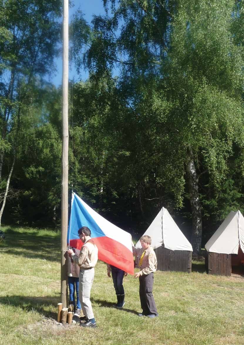 Slavkovští skauti vztyčují státní vlajku na letním táboře (Slavkovský zpravodaj, 9/2014)