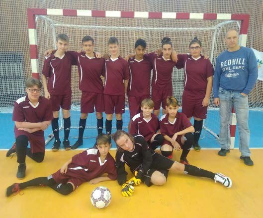 Družstvo chlapců s medailemi po fotbalovém turnaji (Slavkovský zpravodaj, 1/2022)