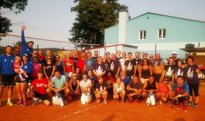 Společné foto účastníků sportovního turnaje na hřišti (Slavkovský zpravodaj, 10/2020)