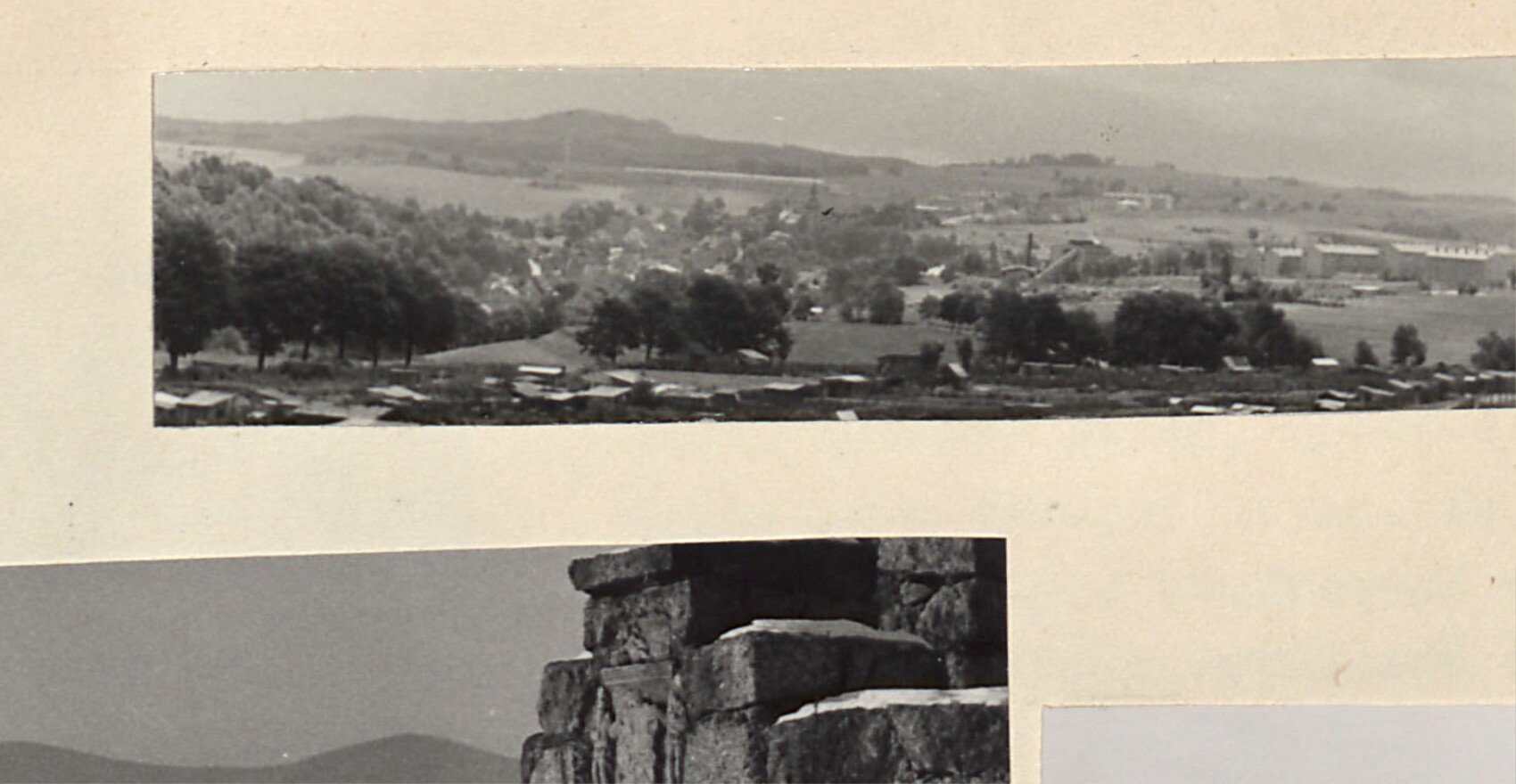 Krajinné panorama — pohled na město a okolí přes pole.