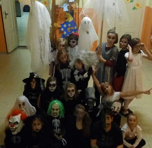 Děti v halloweenských maskách ve školní družině (Slavkovský zpravodaj, 12/2015)