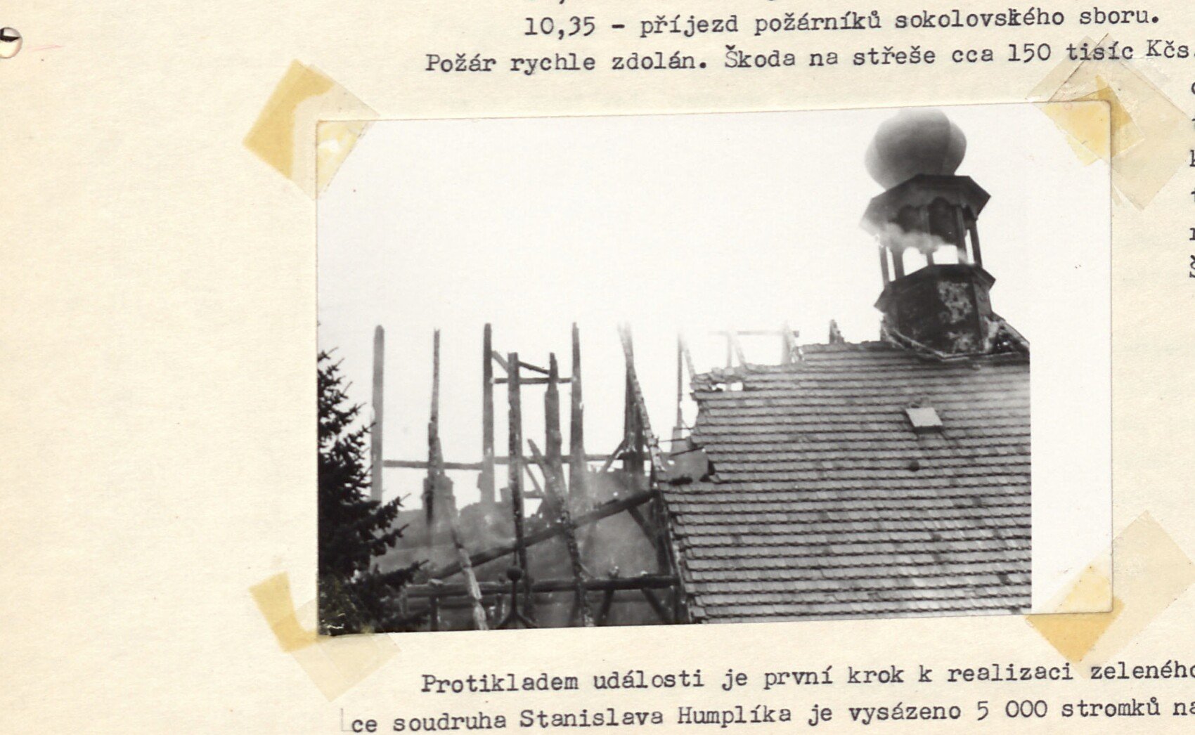 Černobílá fotografie shořelé střechy kostela sv. Jiří - obnažený krov bez krytiny, vpravo věžička s cibulovou bání.