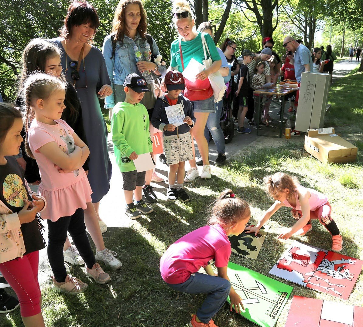 Děti na soutěžních stanovištích při Dni dětí v lesoparku (Slavkovský zpravodaj, 6/2023)