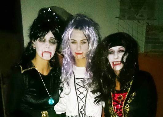 Žáci v kostýmech při halloweenské akci ve škole (Slavkovský zpravodaj, 12/2016)