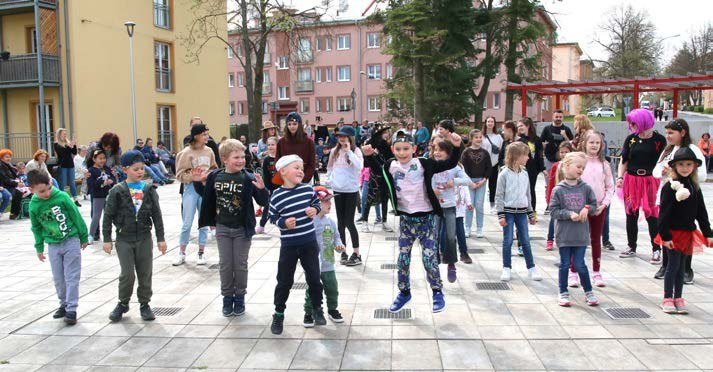 Děti při pohybových hrách venku (Slavkovský zpravodaj, 6/2022)