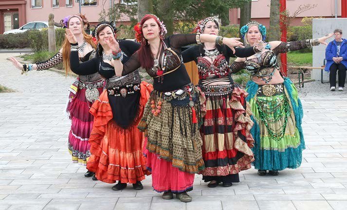 Taneční vystoupení skupiny Good Sisters Tribal Dance u vodotrysku (Slavkovský zpravodaj, 6/2022)