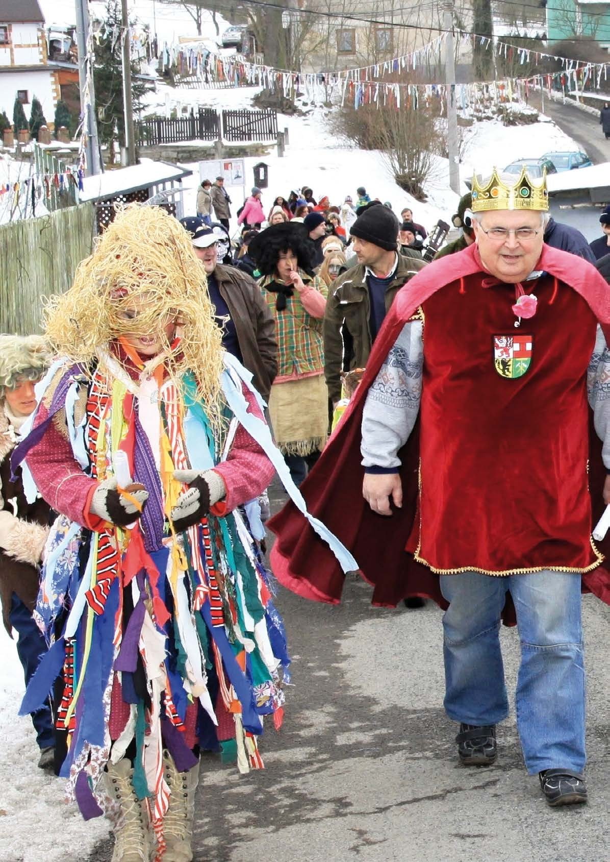Masopust v Ležnici – pasovaný král masopustu v průvodu (Slavkovský zpravodaj, 3/2015)