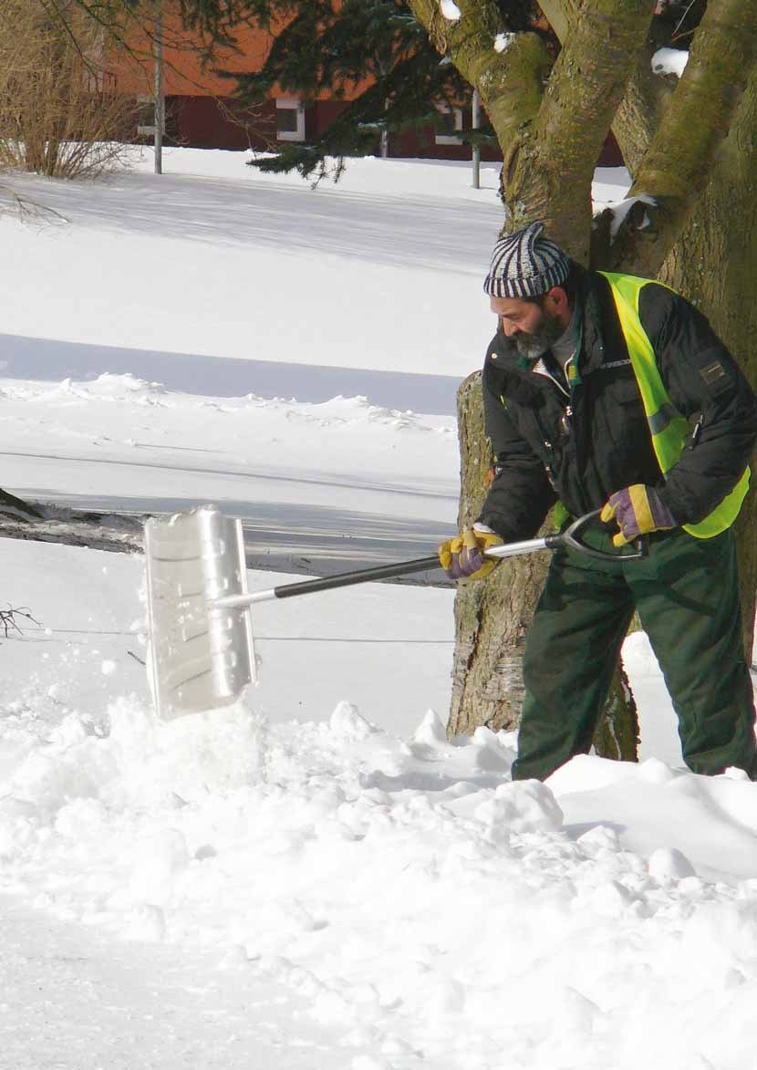 Pracovník veřejně prospěšných prací odklízí sníh na chodníku ve městě (Slavkovský zpravodaj, 3/2012)