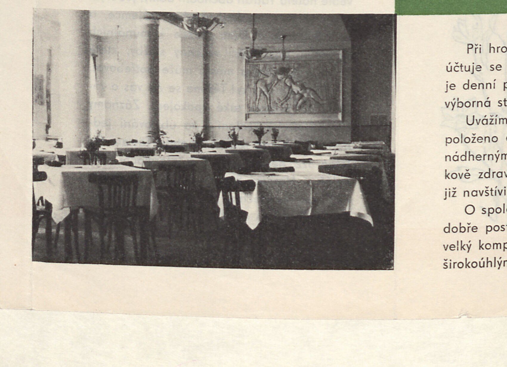 Černobílá fotografie v prospektu – interiér restaurace hotelu Tatran s prostřenými stoly a velkým figurálním reliéfem (nástěnnou plastikou) na zdi.