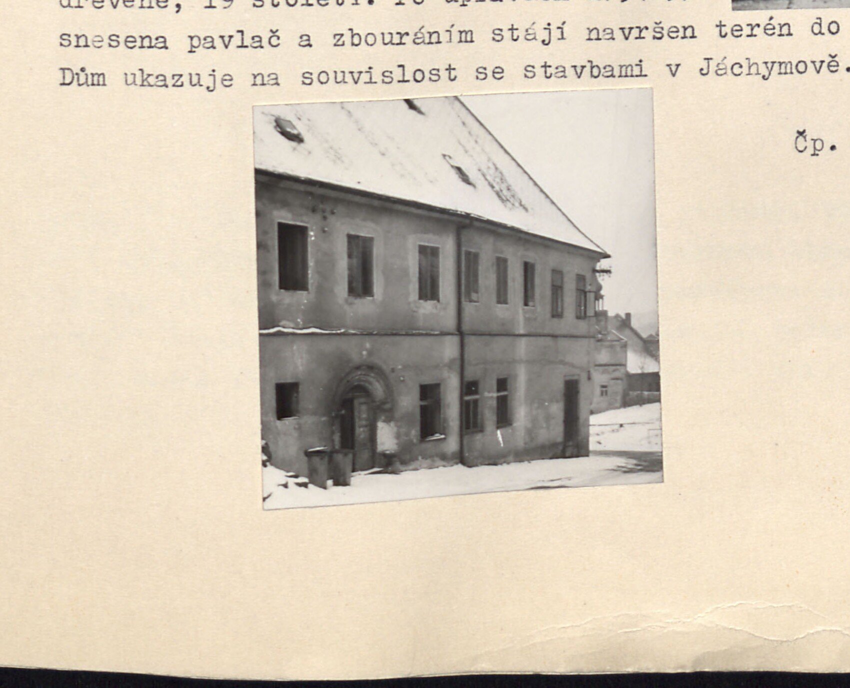 Čp. 64 — uliční fasáda domu, zasněženo