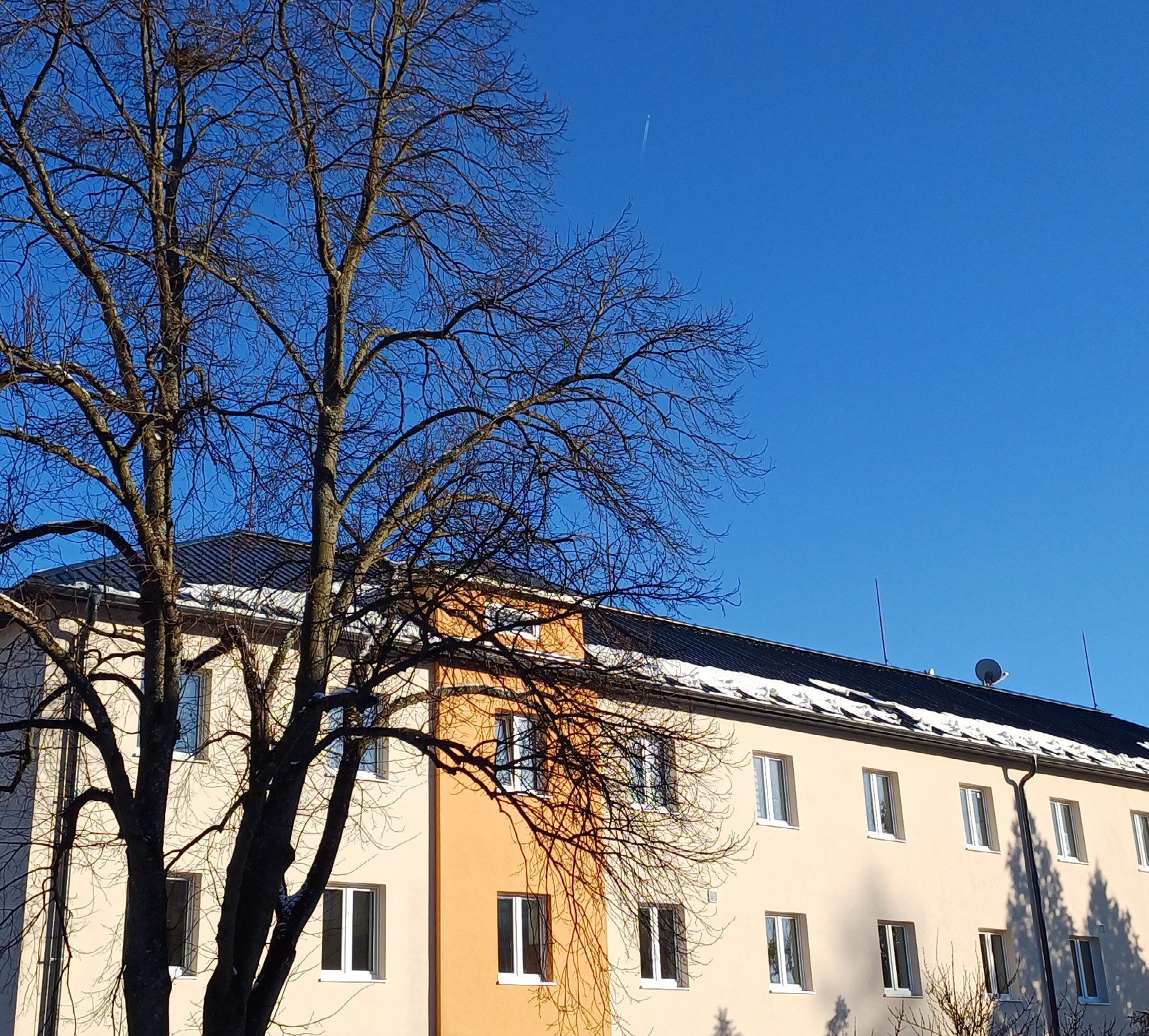 Pohled na bytový dům na sídlišti (Slavkovský zpravodaj, 3/2025)