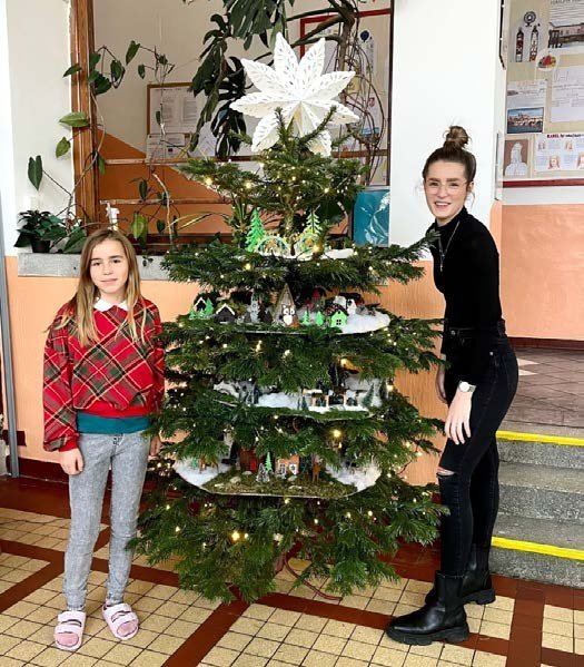 Děti u nazdobeného vánočního stromku (Slavkovský zpravodaj, 1/2023)