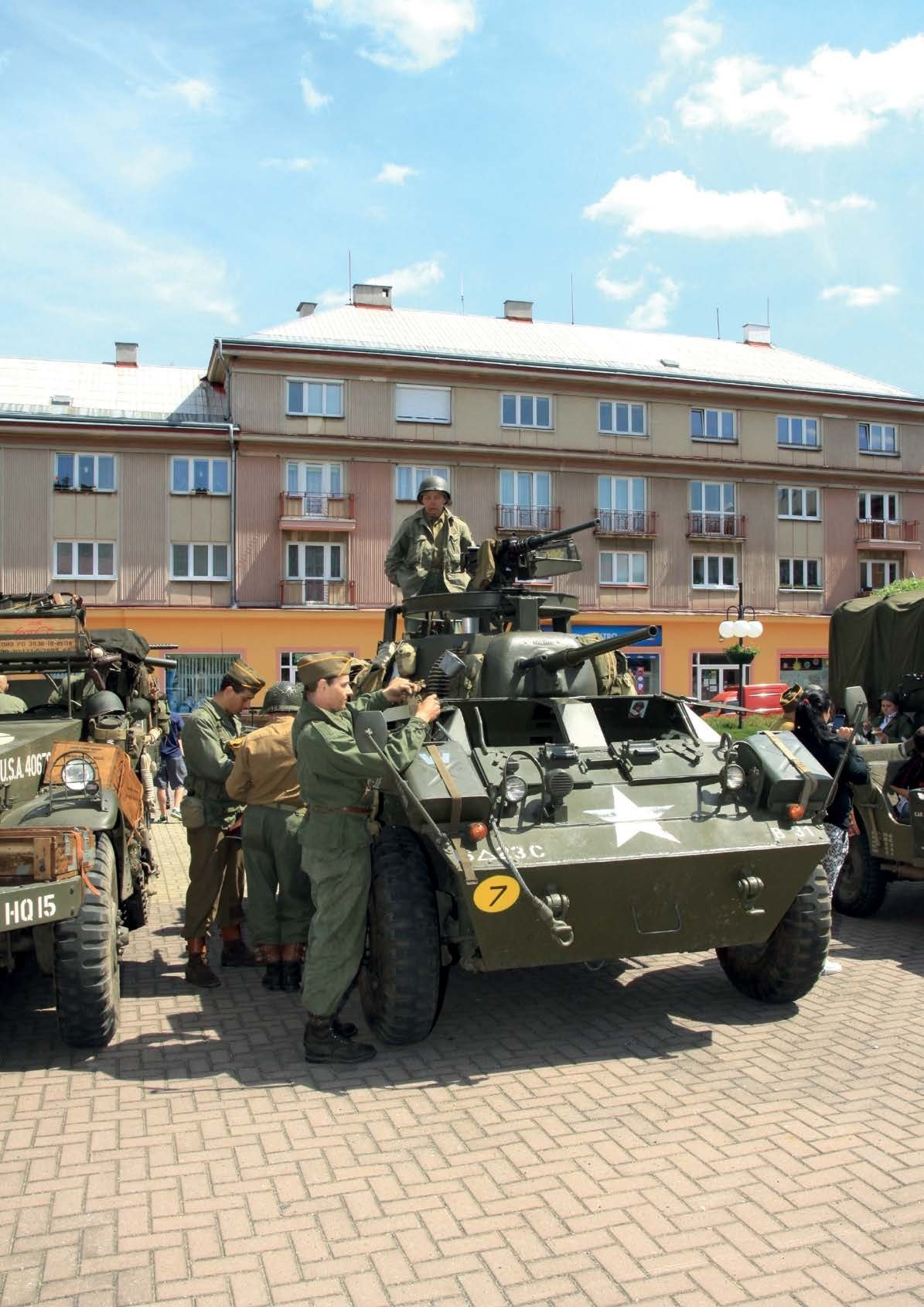 Historické obrněné vozidlo na výstavě k 70. výročí konce války na náměstí (Slavkovský zpravodaj, 6/2015)