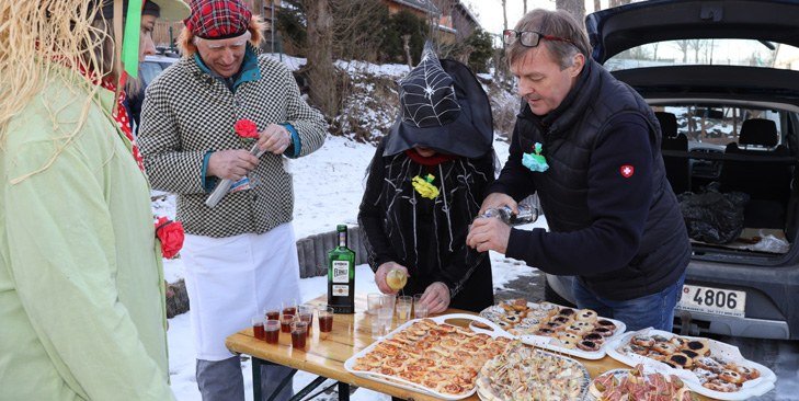 Návštěvníci u stánků na Ležnickém masopustu (Slavkovský zpravodaj, 4/2025)