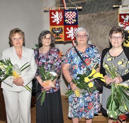 Oceněná pedagožka s kyticí na slavnosti v Pluhově domě (Slavkovský zpravodaj, 7/2015)