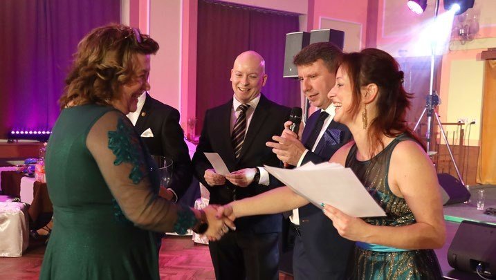Slavnostní část plesu s předáváním ocenění (Slavkovský zpravodaj, 2/2024)