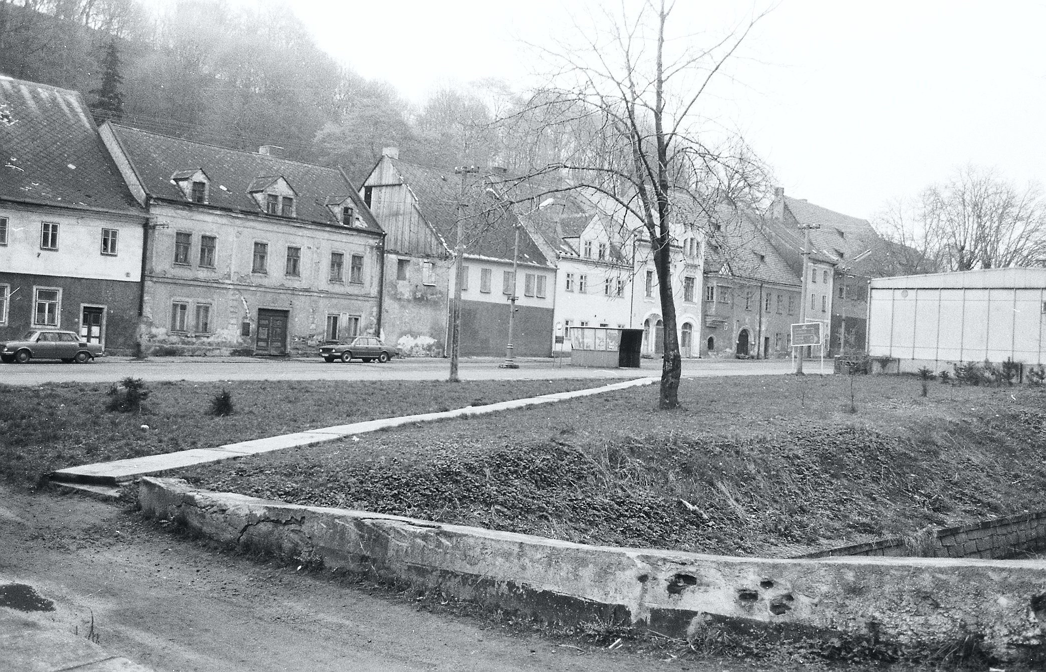 pohled na spodní část náměstí s již chybějící historickou zástavbou
