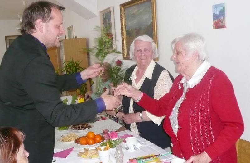Sbor pro občanské záležitosti při oslavě Dne matek se seniorkami (Slavkovský zpravodaj, 7/2015)