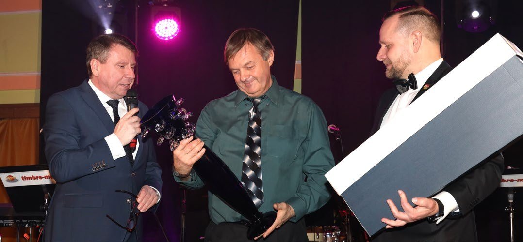 Předání ceny a gratulace na plese (Slavkovský zpravodaj, 2/2024)
