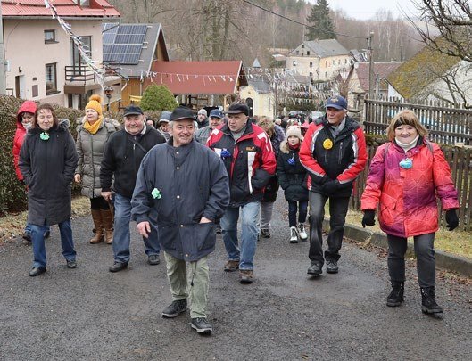 Účastníci masopustního průvodu v maskách (Slavkovský zpravodaj, 3/2024)