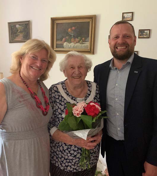 Starosta města předává květiny jubilantce k 80. narozeninám (Slavkovský zpravodaj, 9/2020)