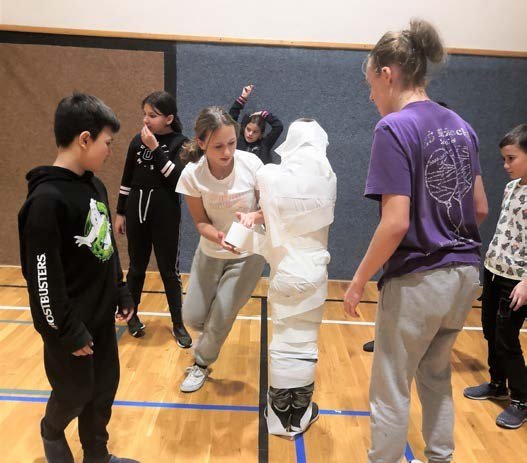 Skupina dětí při sportovní akci v tělocvičně (Slavkovský zpravodaj, 2/2023)