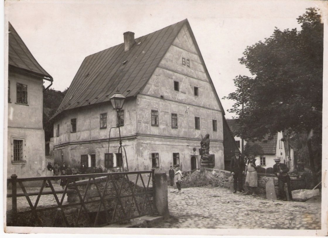 most se sv. Janem Nepomuckým, v pozadí dům č.p. 292