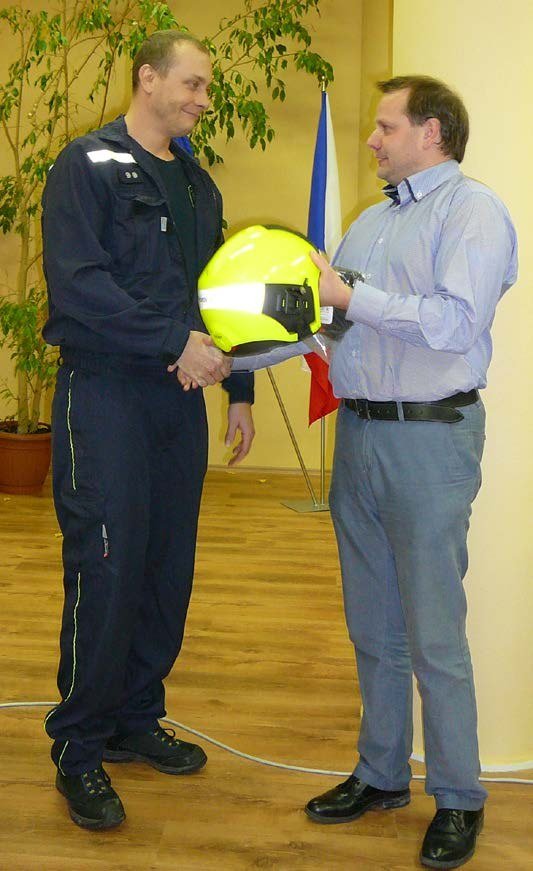 Starosta předává hasiči novou zásahovou přilbu (Slavkovský zpravodaj, 2/2016)