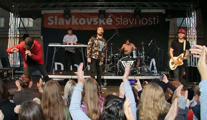 Kapela a publikum na Slavkovských slavnostech (Slavkovský zpravodaj, 10/2019)