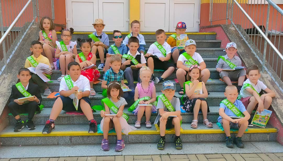 Děti povzbuzují na tribuně při sportovní akci (Slavkovský zpravodaj, 7/2022)