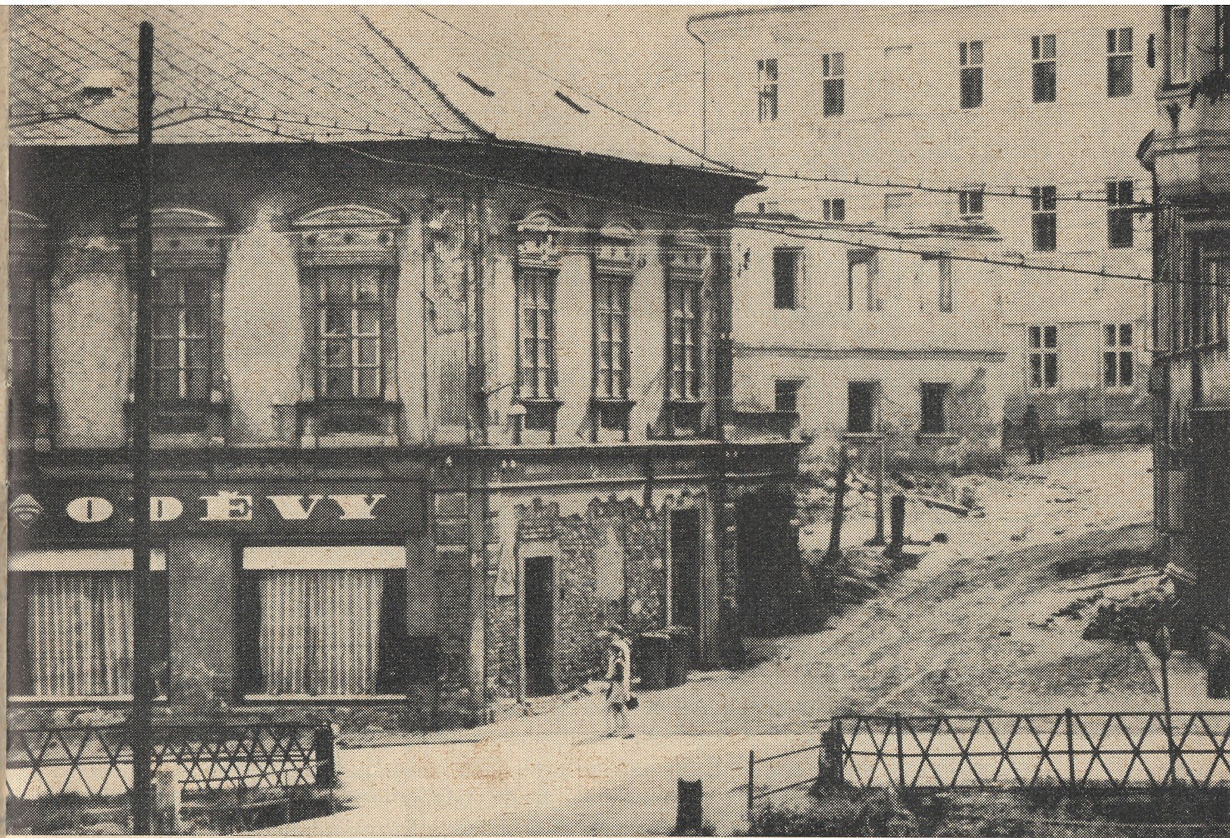 vlevo dům č.p. 226, v pozadí torzo domu č.p. 19 a za ním dívčí škola
