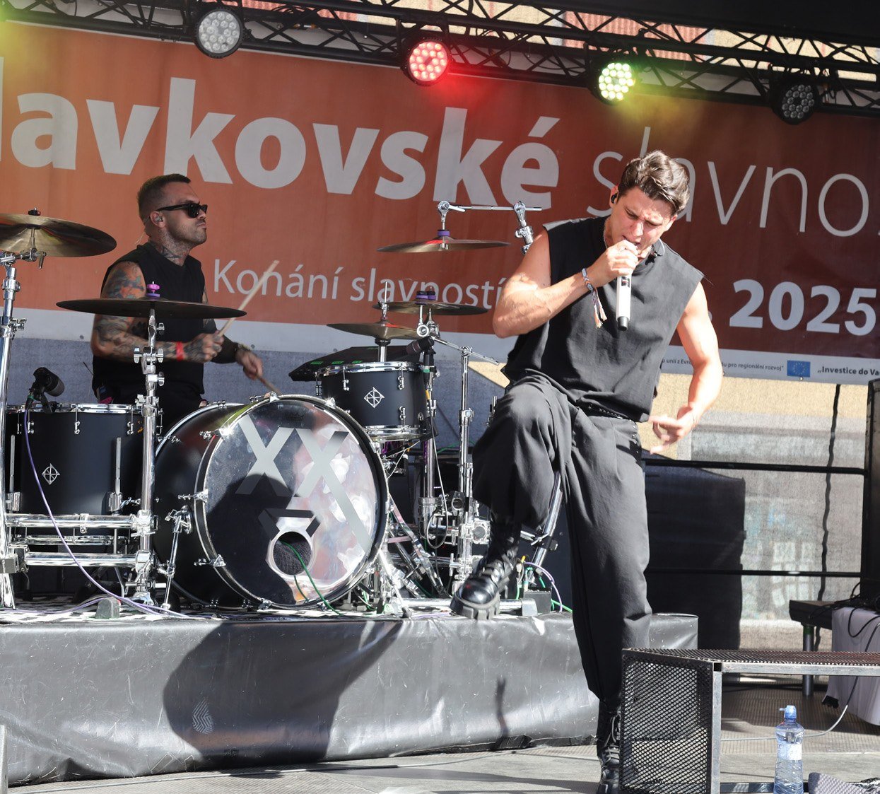 Hudební vystoupení na pódiu na Slavkovských slavnostech 2025 (Slavkovský zpravodaj, 10/2025)