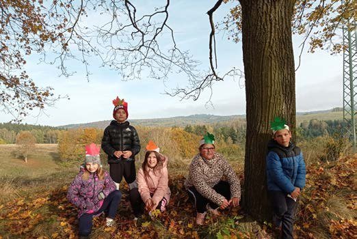 Děti s učitelkou při pobytu v přírodě na podzim (Slavkovský zpravodaj, 12/2020)