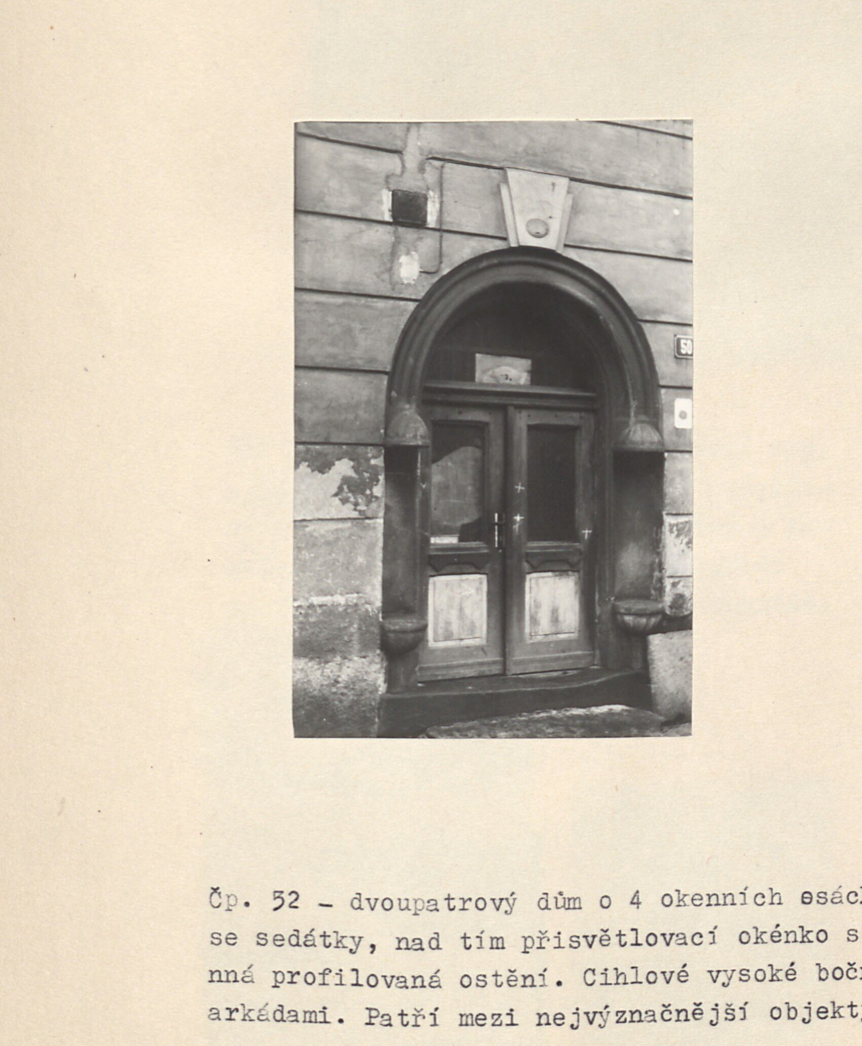 Renesanční půlkruhový profilovaný vstupní portál s dřevěnými dveřmi