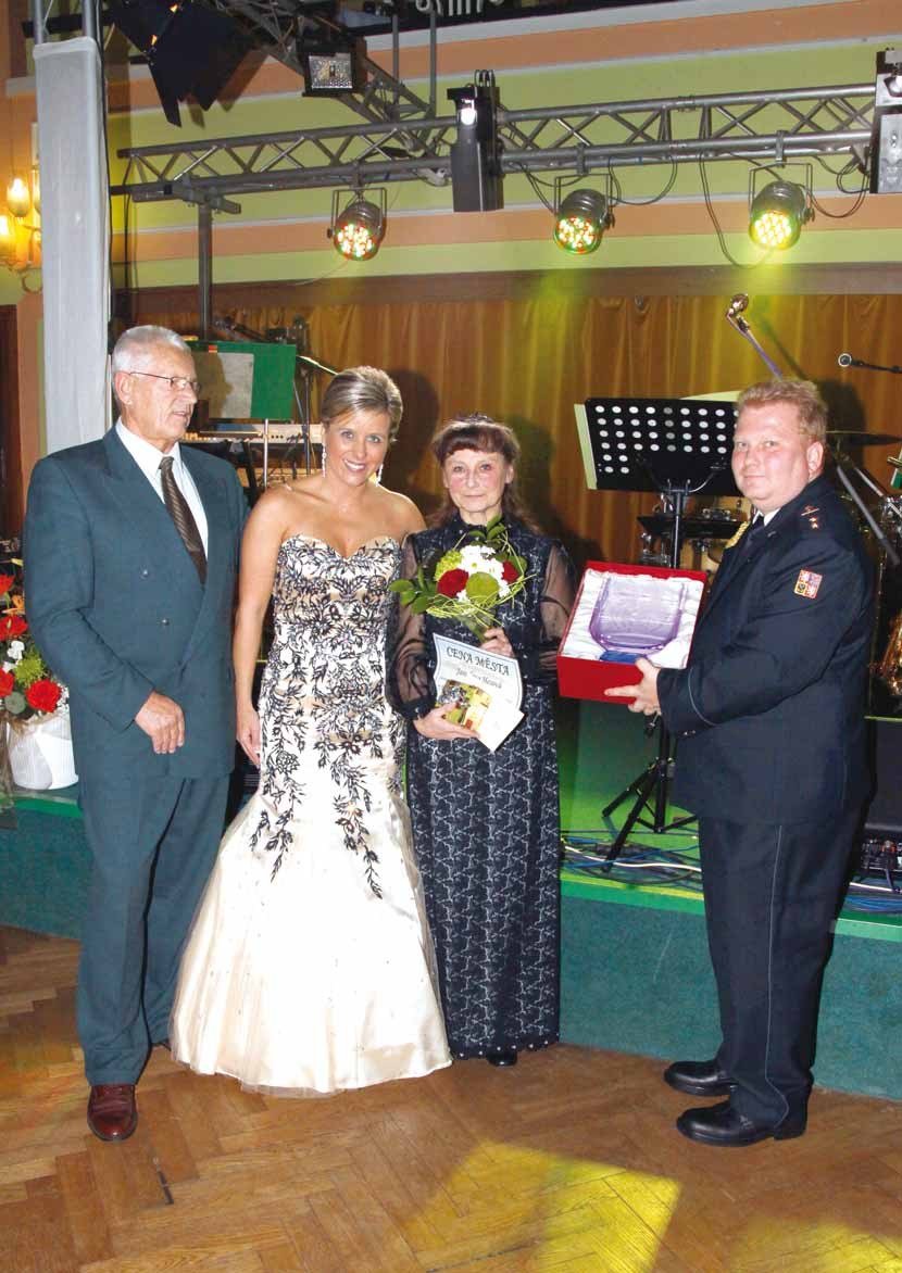Předání Ceny města za rok 2012 Jaroslavě Hesové na 11. reprezentačním plese (Slavkovský zpravodaj, 2/2013)
