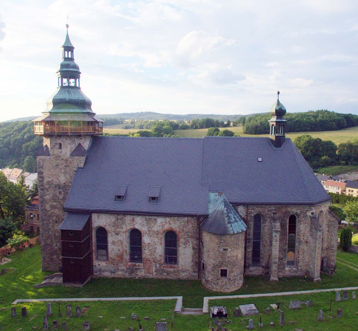 Letecký pohled na kostel se hřbitovem (Slavkovský zpravodaj, 4/2021)