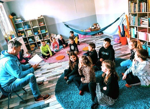 Žáci s výstavou výtvarných prací ve škole (Slavkovský zpravodaj, 4/2023)