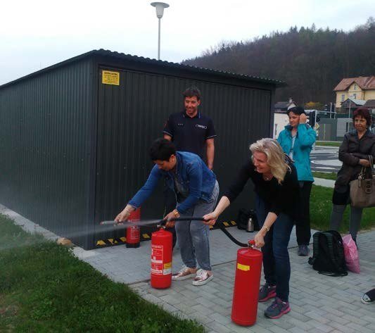 Nácvik hašení s hasicími přístroji – kurz Záchranný kruh pro personál MŠ (Slavkovský zpravodaj, 5/2017)