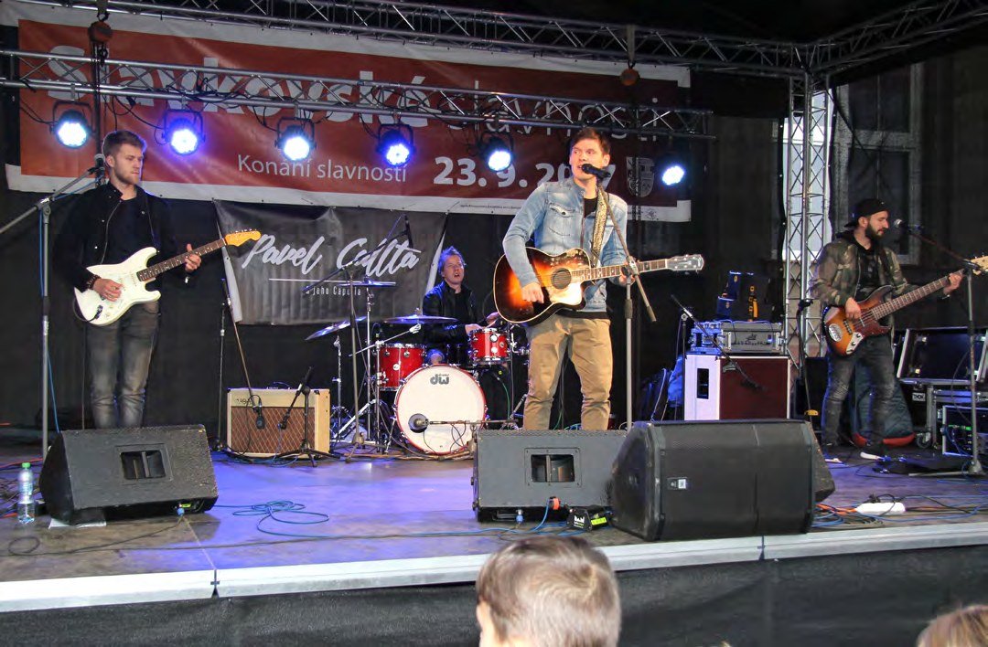 Koncert kapely na pódiu Slavkovských slavností (Slavkovský zpravodaj, 10/2017)