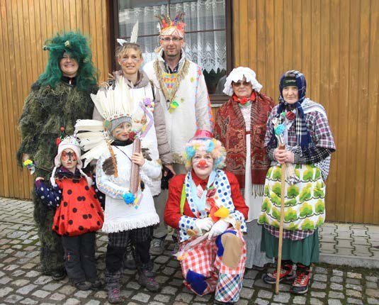 Maškary v kostýmech při masopustním průvodu (Slavkovský zpravodaj, 3/2016)